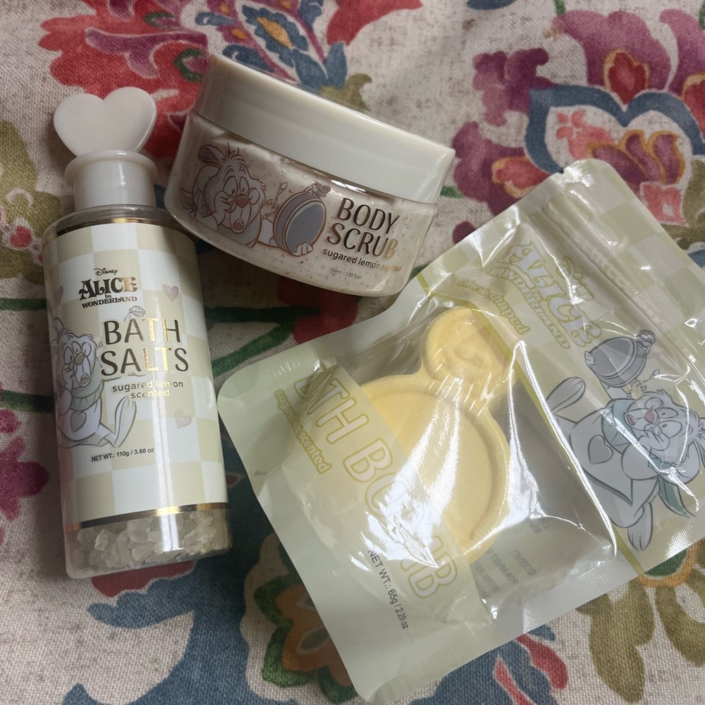 Disney Alice in Wonderland Bath Set with Yellow and White Accents